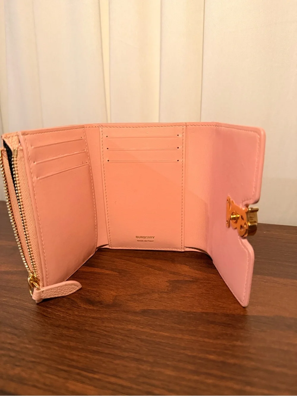 Burberry compact pebbled